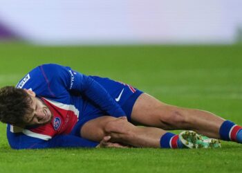 PSG lose Kvaratskhelia to a torn ACL, and possibly for the season